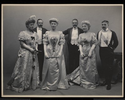 Portrait de groupe de Mme Douglas Robinson, Franklin Plumer, Mlle Pauline Riggs, M. Charles Munn, Mme Garrick Riggs et M. Frederick Weeks au bal de James Hazen Hyde, New York, 31 janvier 1905 - Byron Company